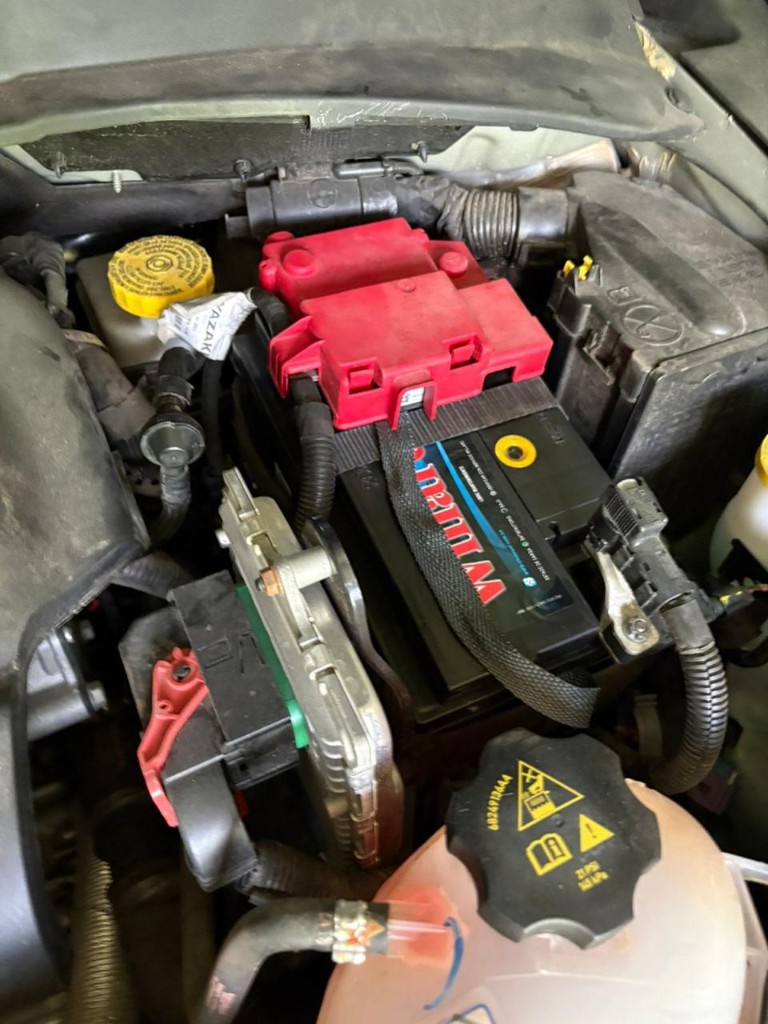 Batería Moura instalada y sujeta
